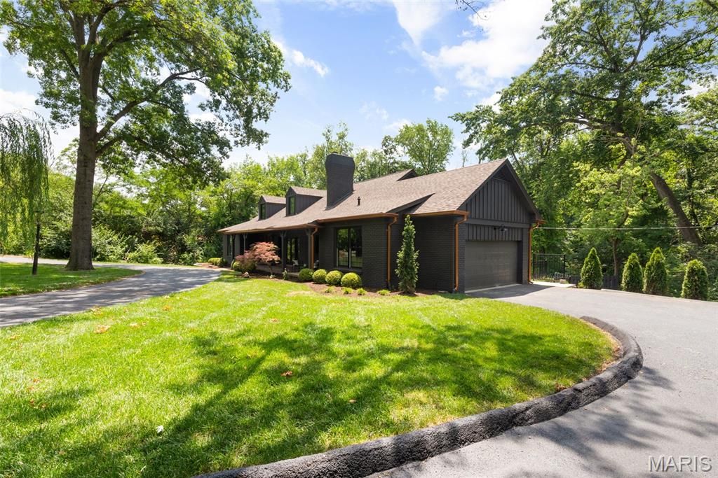 Photo of 9 Sumac Lane, St Louis, MO 63124 (MLS # 26021258)