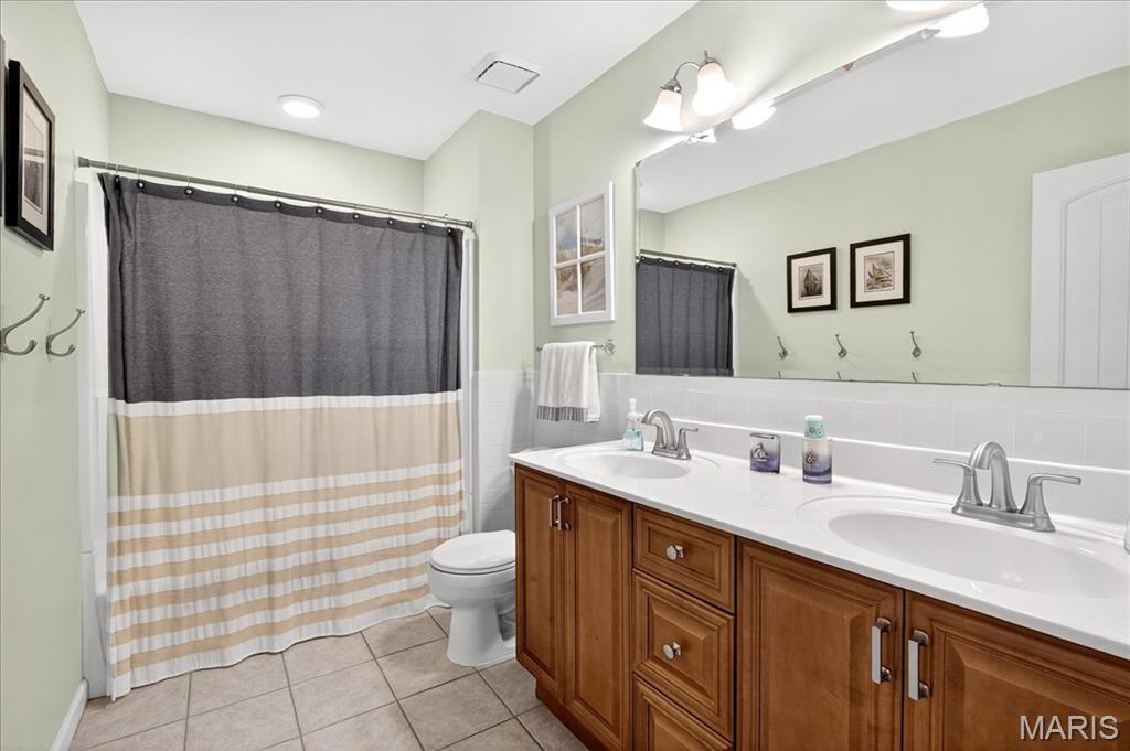 Ballwin, Missouri 63021, United States, 4 Bedrooms Bedrooms, ,3 BathroomsBathrooms,Residential,Active,198146