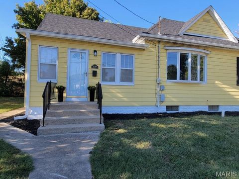 Photo of 1021 E Main Street, Staunton, IL 62088 (MLS # 25081855)