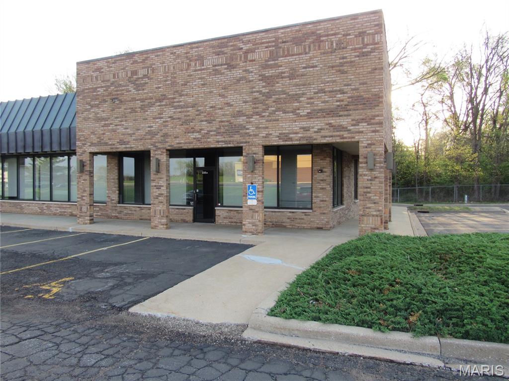 Photo 1 of 14 — 235 E Center Drive A, Alton, IL 62002
