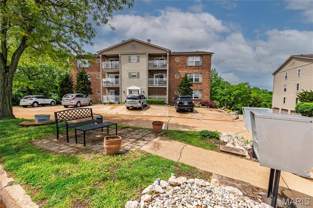 Photo of 650 S Old Highway 141 #F, Fenton, MO 63026 (MLS # 26025696)