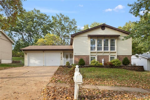 Photo of 353 Bellestri Dr. DR, Ballwin, MO 63021 (MLS # 26066352)