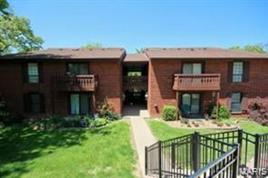 Opportunity to own a 3 bedroom 2 bath condo in the sought after Oakville School District.  Features main floor master with full bath and walk-in closet!  Open Floor plan with separte dining area and double doors to private deck, in unit laundry and storage.  Upstairs has 2 additonal bedrooms and full bath.  You will enjoy this community with club house, pool, tennis courts, lake and assigned parking.