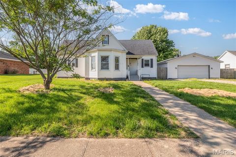 Photo of 1102 W 6th Street, Staunton, IL 62088 (MLS # 26031832)