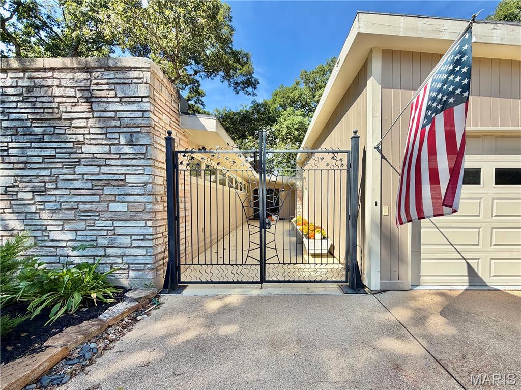 800 E 10th Street