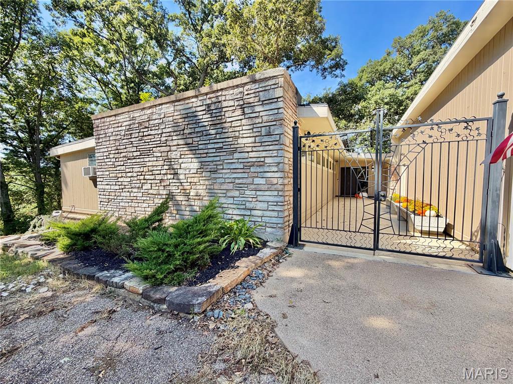 800 E 10th Street