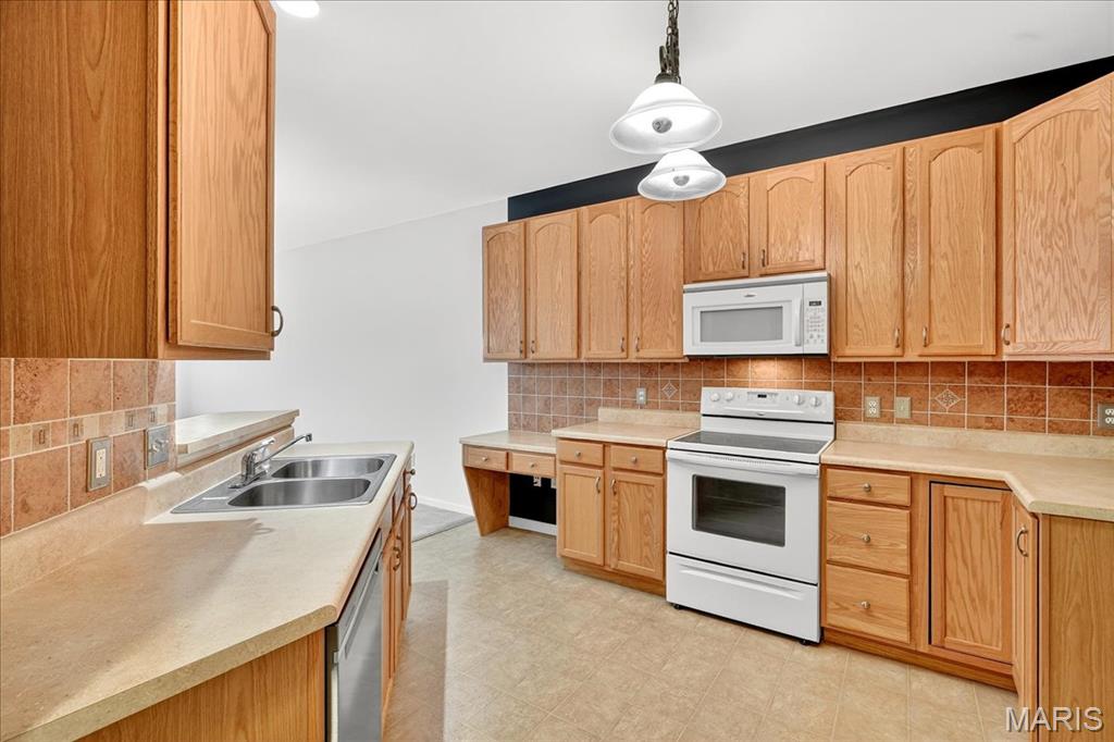 St Charles, Missouri 63303, United States, 2 Bedrooms Bedrooms, ,2 BathroomsBathrooms,Residential,Pending,205900