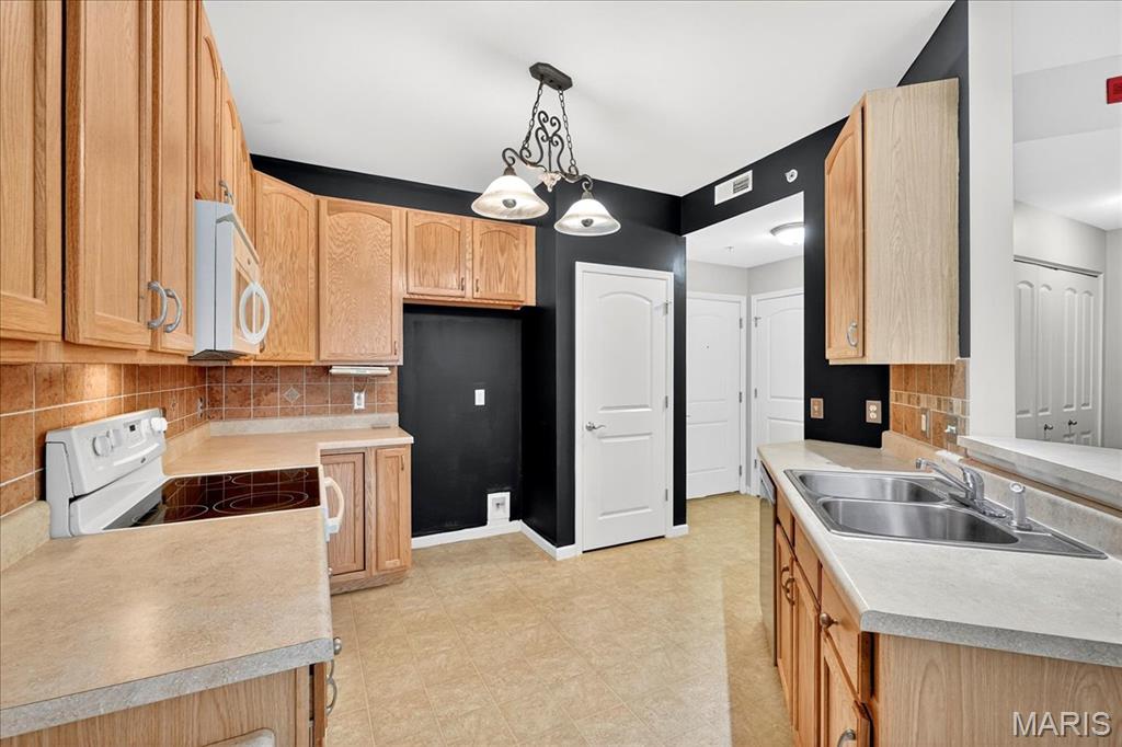 St Charles, Missouri 63303, United States, 2 Bedrooms Bedrooms, ,2 BathroomsBathrooms,Residential,Pending,205900