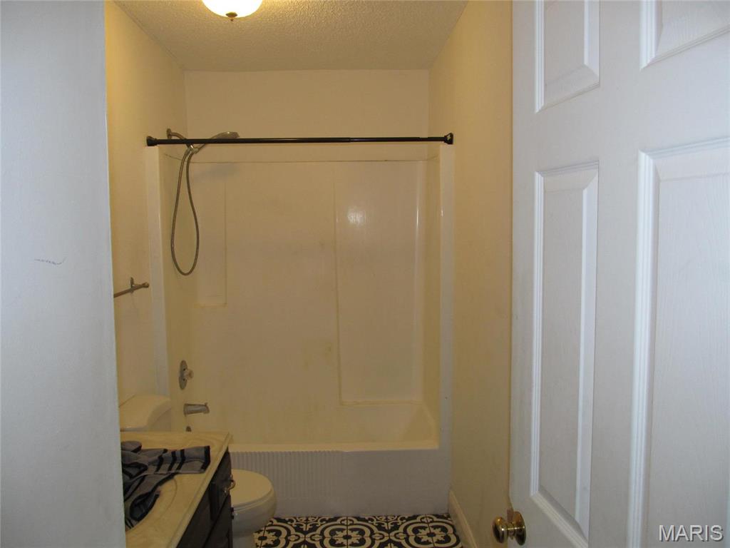 Warrenton, Missouri 63383, United States, 5 Bedrooms Bedrooms, ,3 BathroomsBathrooms,Residential,Pending,7130