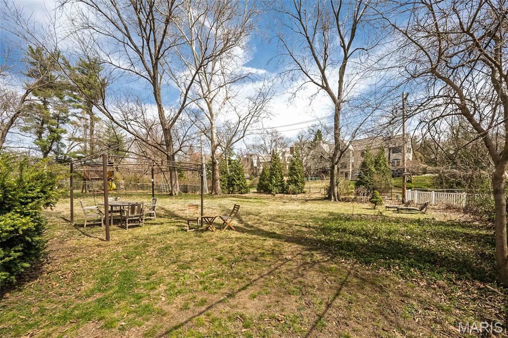 East Linden Condo Ph I - Residential