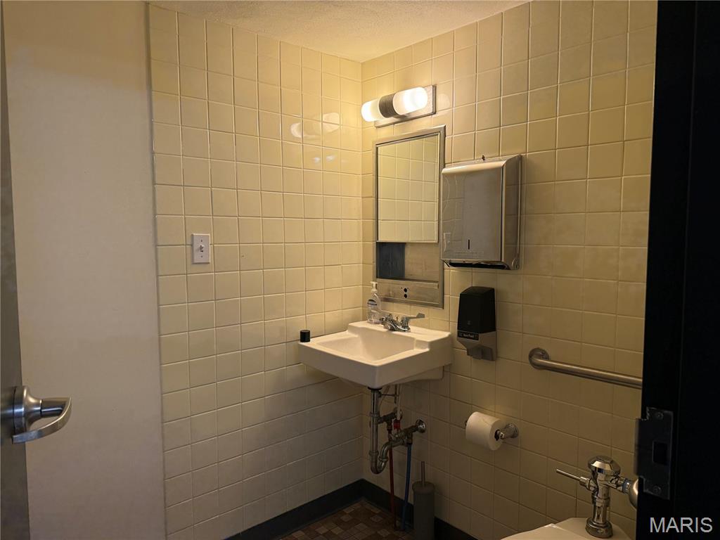 none - Commercial Lease