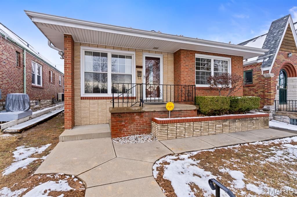 Photo of 6541 Lindenwood Place, St Louis, MO 63109 (MLS # 25079812)
