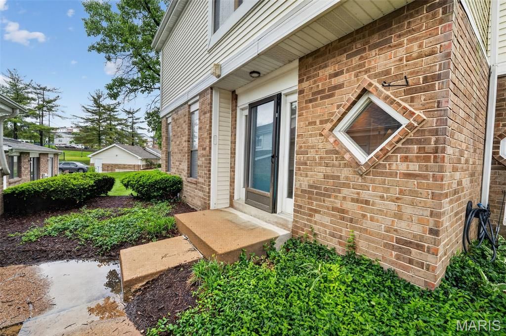 Photo of 2047 Kentmore Lane, Chesterfield, MO 63017 (MLS # 26026230)