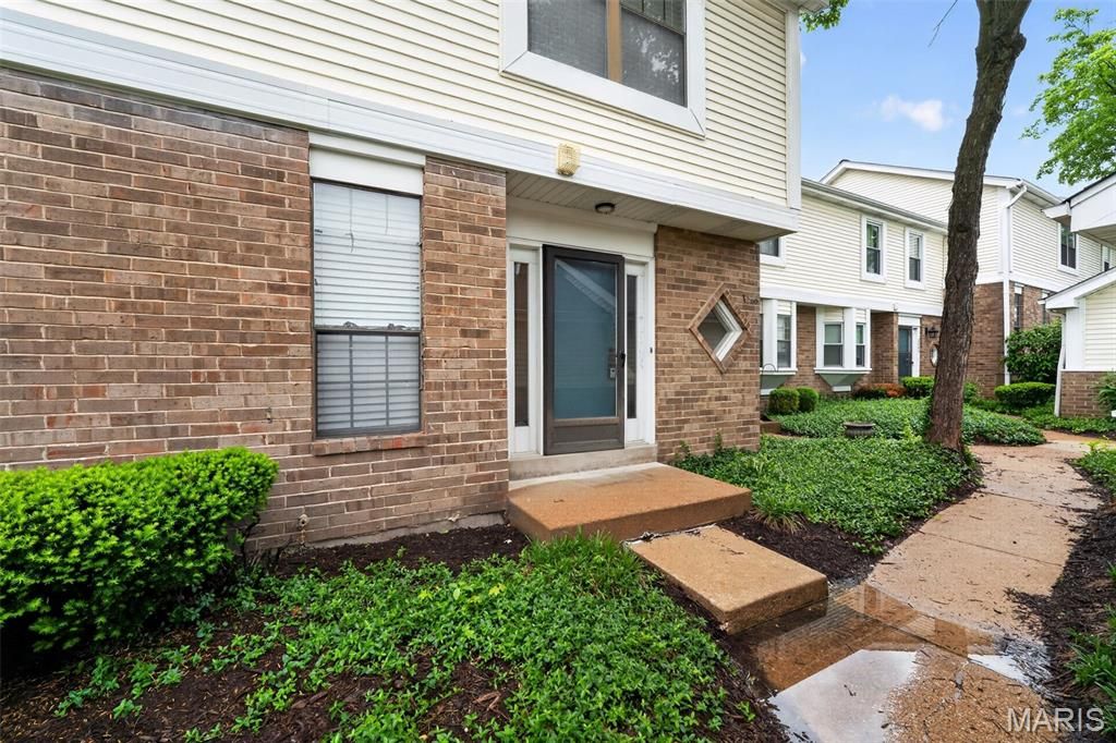 Photo of 2047 Kentmore Lane, Chesterfield, MO 63017 (MLS # 26026230)