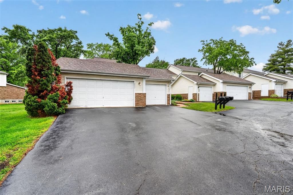 Photo of 2047 Kentmore Lane, Chesterfield, MO 63017 (MLS # 26026230)