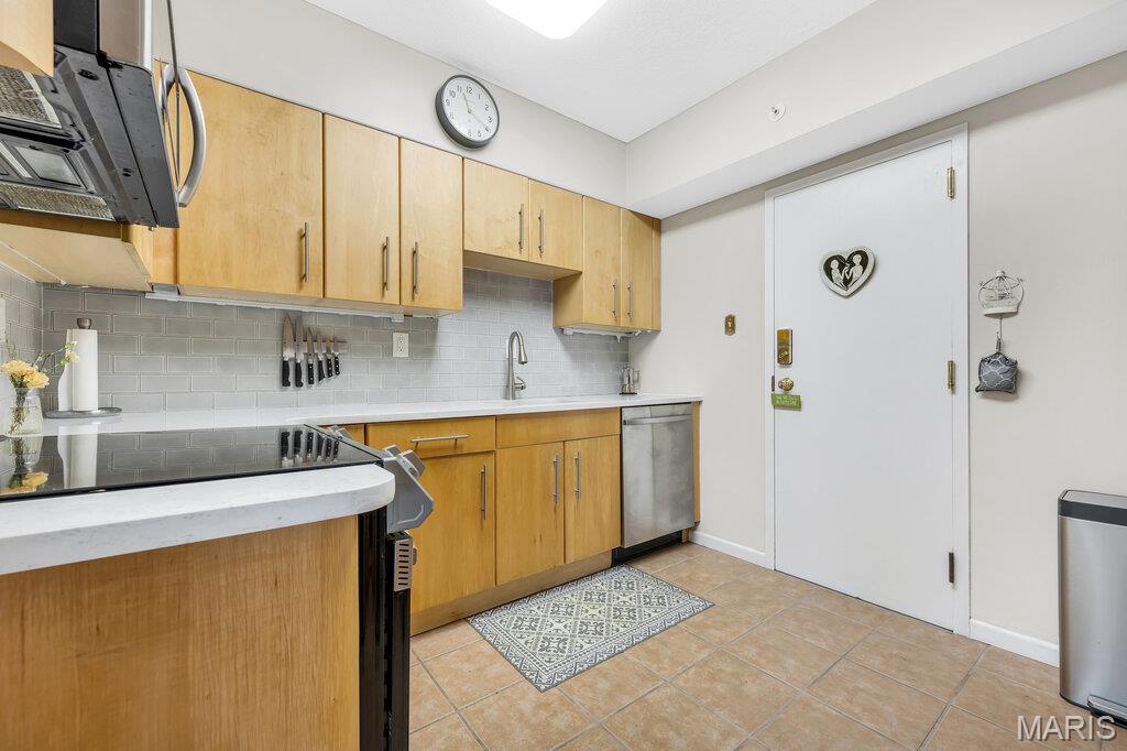 Hanley Towers Apts Condo - Residential