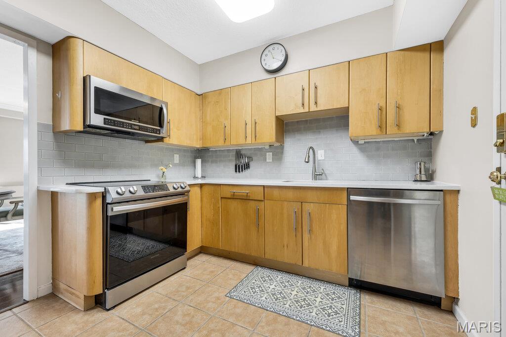 Hanley Towers Apts Condo - Residential