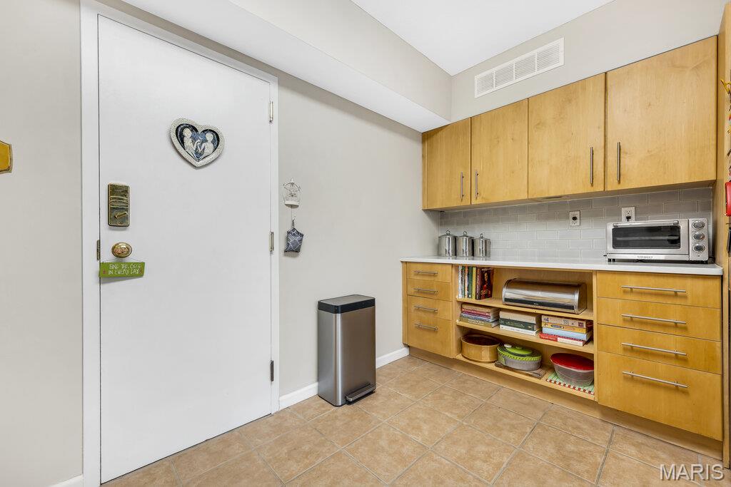 Hanley Towers Apts Condo - Residential