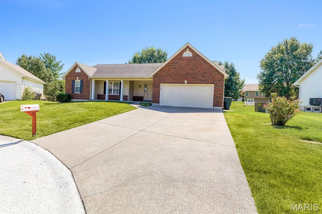 Photo of 882 Sara Beth Court, St Peters, MO 63376 (MLS # 26056907)