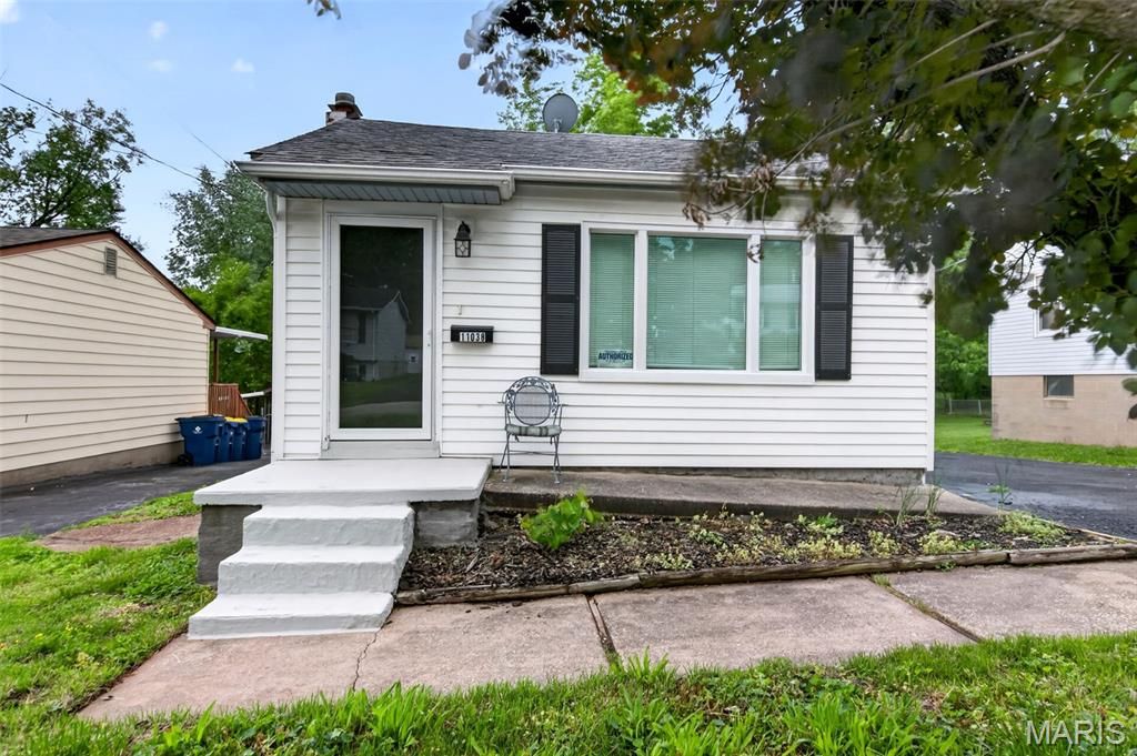 Photo of 11038 Gertrude Avenue, St Ann, MO 63074 (MLS # 26026033)