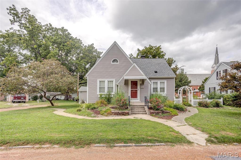 Photo 1 of 31 — 111 W Barr Place, Jerseyville, IL 62052