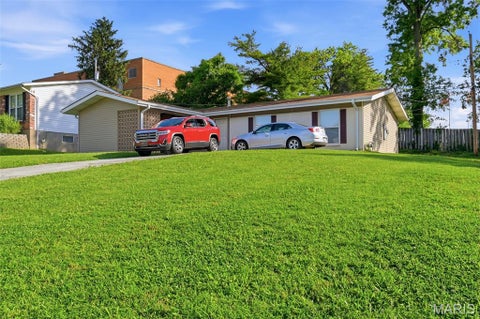 Photo of 12925 Fernway Lane, Creve Coeur, MO 63141 (MLS # 26033652)