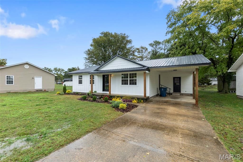 Photo of 201 Lunbeck Avenue, Gideon, MO 63848 (MLS # 25073440)