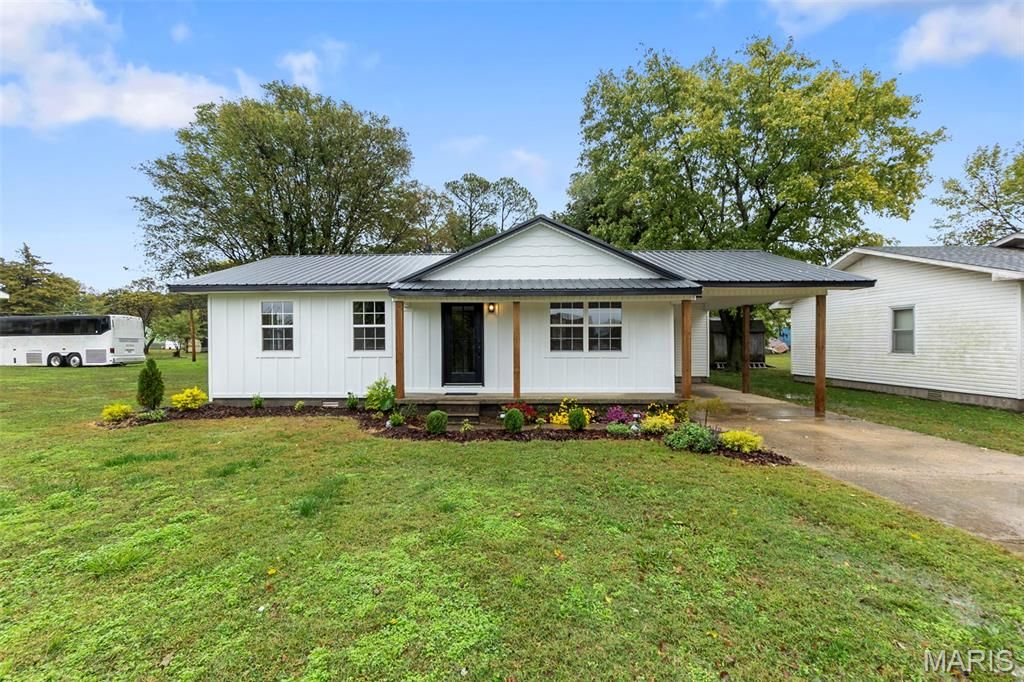 Photo of 201 Lunbeck Avenue, Gideon, MO 63848 (MLS # 25073440)