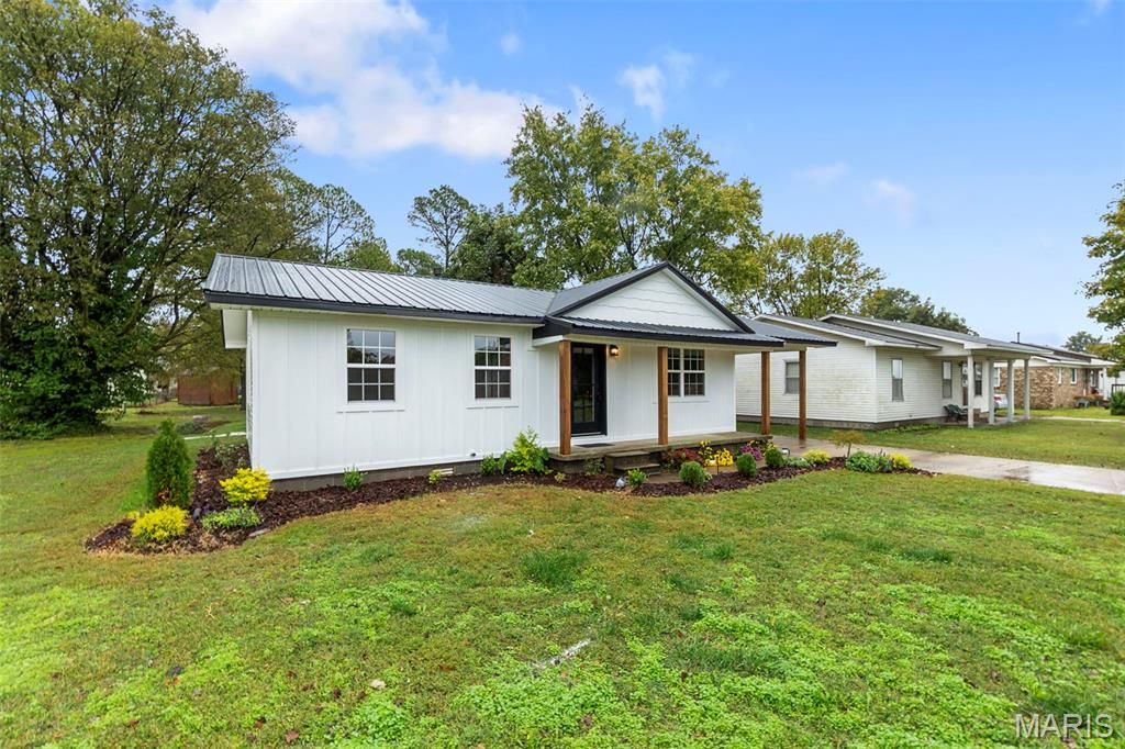 Photo of 201 Lunbeck Avenue, Gideon, MO 63848 (MLS # 25073440)