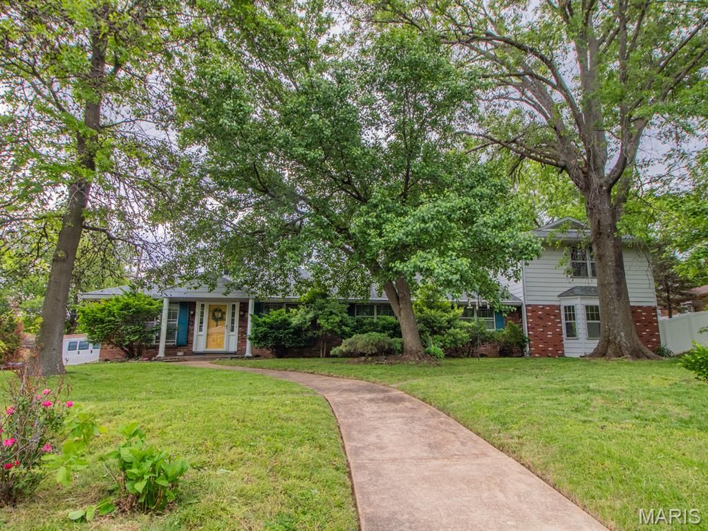 Photo of 8700 S Laclede Station Road, Unincorporated, MO 63123 (MLS # 26028134)