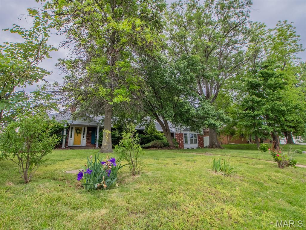 Photo of 8700 S Laclede Station Road, Unincorporated, MO 63123 (MLS # 26028134)