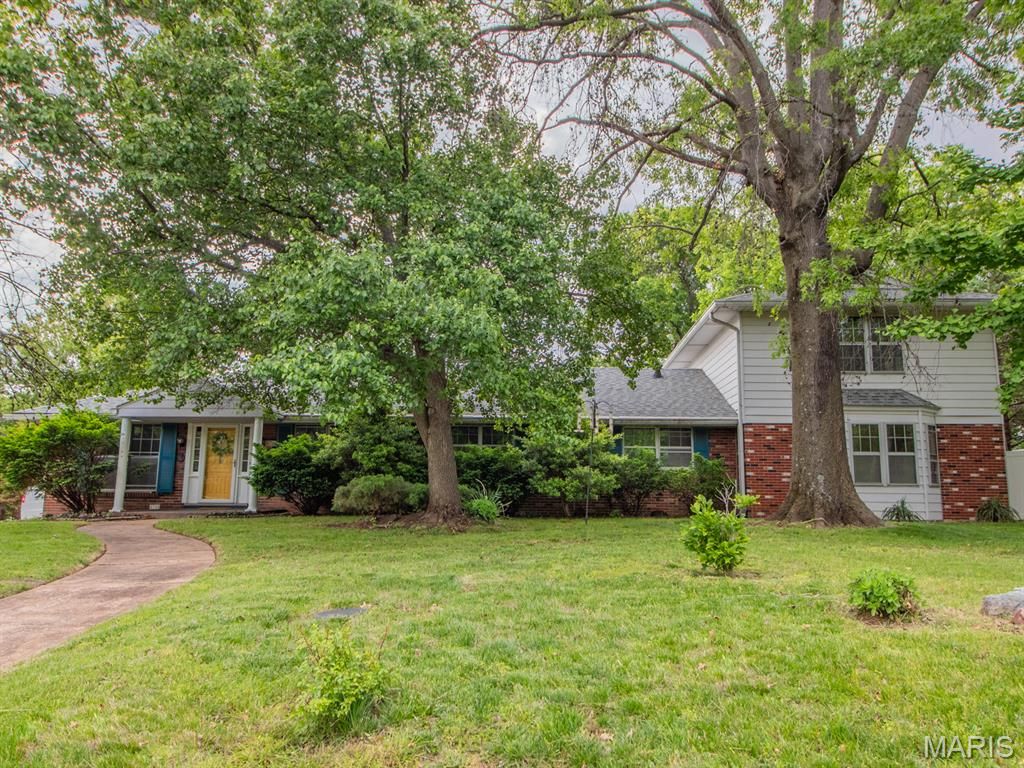 Photo of 8700 S Laclede Station Road, Unincorporated, MO 63123 (MLS # 26028134)