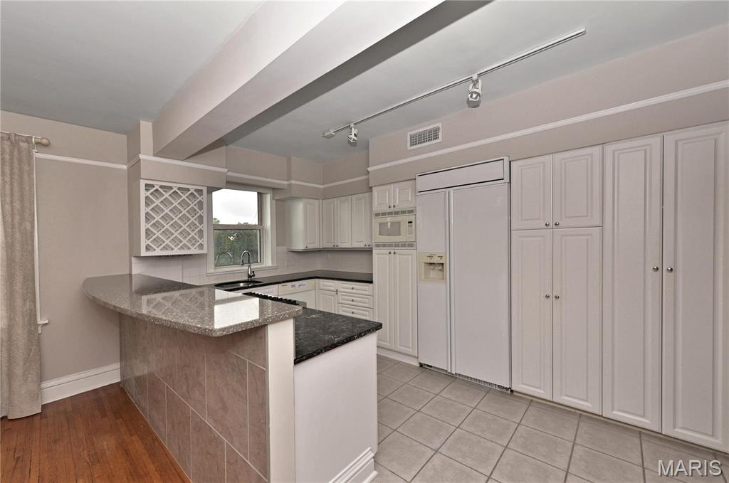 Wiltshire Condo - Residential