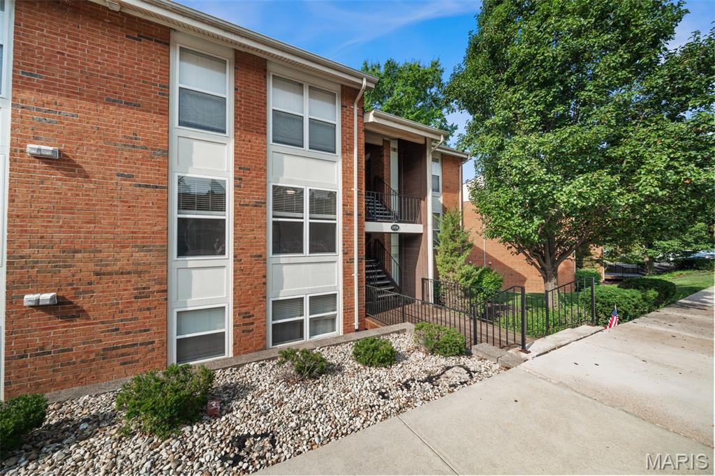 Photo of 1934 Greenpoint Drive #203, Kirkwood, MO 63122 (MLS # 26042692)
