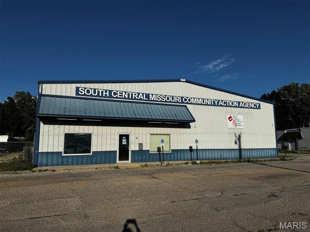 Photo of 1716 S Broadway Street, Poplar Bluff, MO 63901 (MLS # 26038995)