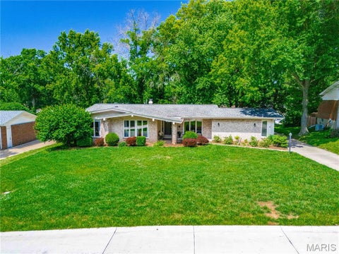 Photo of 341 Elmcrest Drive, Ballwin, MO 63011 (MLS # 26037586)