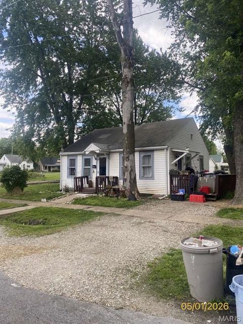 Photo of 110 W Woodlawn Street, Vandalia, MO 63382 (MLS # 26030191)