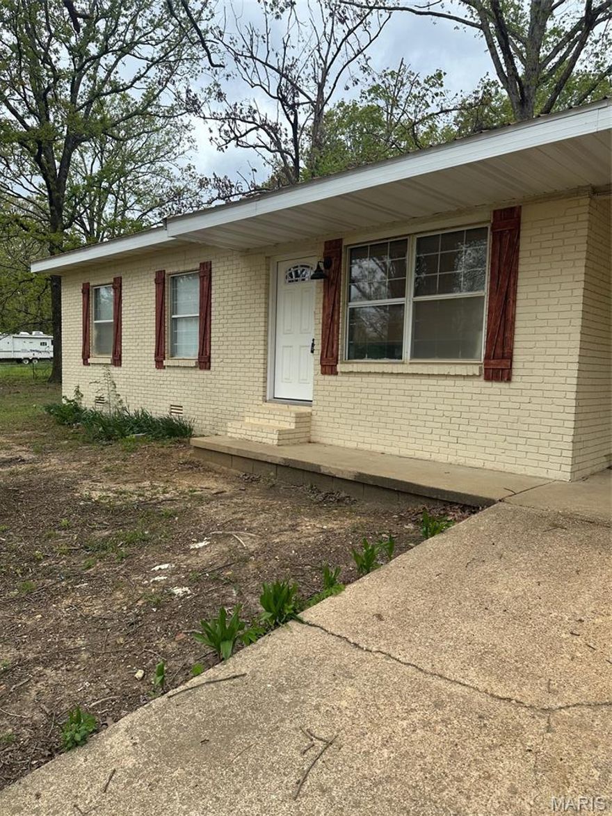 Freshly remodeled home and only a few minutes from Doniphan. Nice 3 bedroom, 1 bath home on just over 1 acre of land. This home has 1034 sq ft with a carport and fully brick. Call for your appointment to view this home.