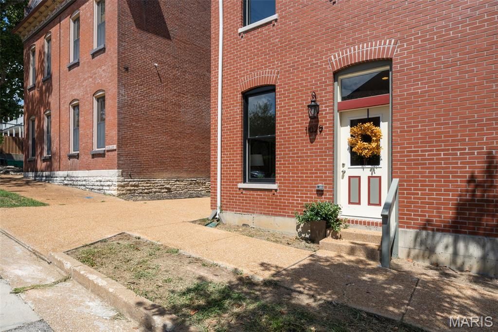 Photo of 1029 Lami, St Louis, MO 63104 (MLS # 25072838)