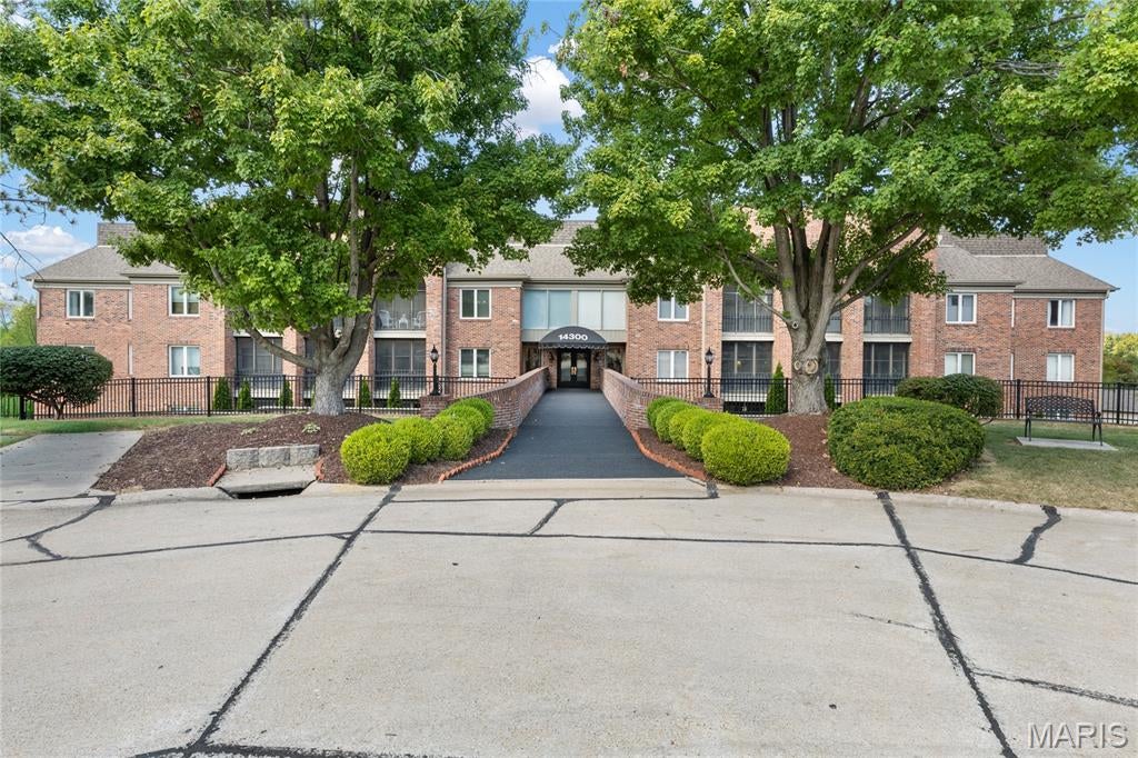 Photo of 14300 Conway Meadows Court #202, Chesterfield, MO 63017 (MLS # 26046040)