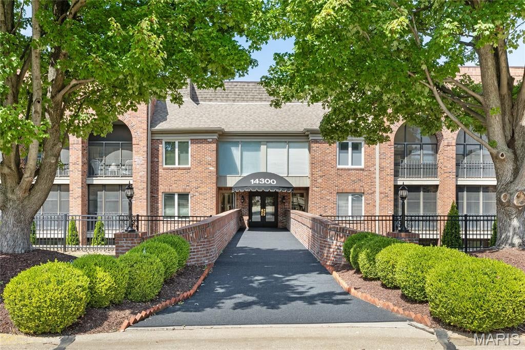Photo of 14300 Conway Meadows Court #202, Chesterfield, MO 63017 (MLS # 26046040)