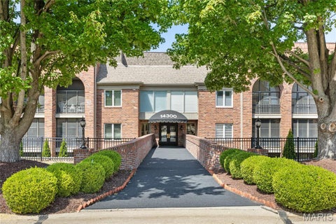 Photo of 14300 Conway Meadows Court #202, Chesterfield, MO 63017 (MLS # 26046040)