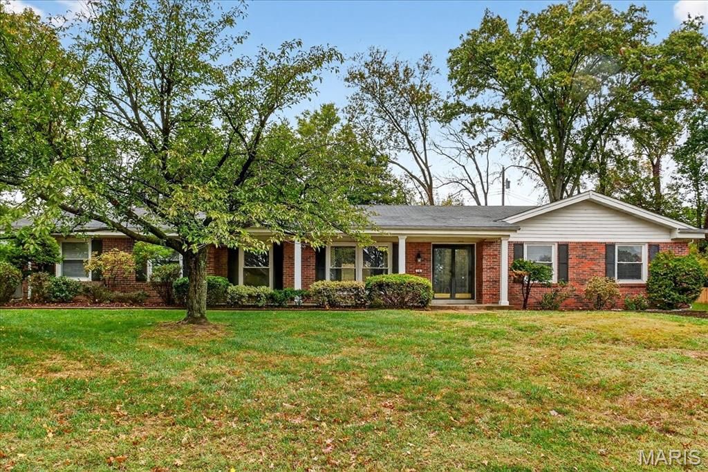 Photo of 10 Glen Cove Drive, Chesterfield, MO 63017 (MLS # 25072729)