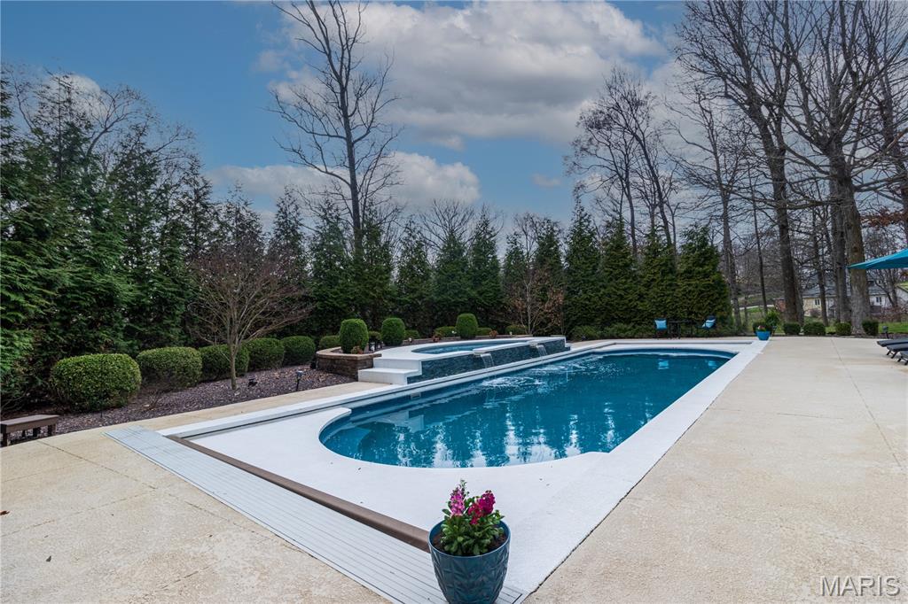 Windwood Lake Estate - Residential