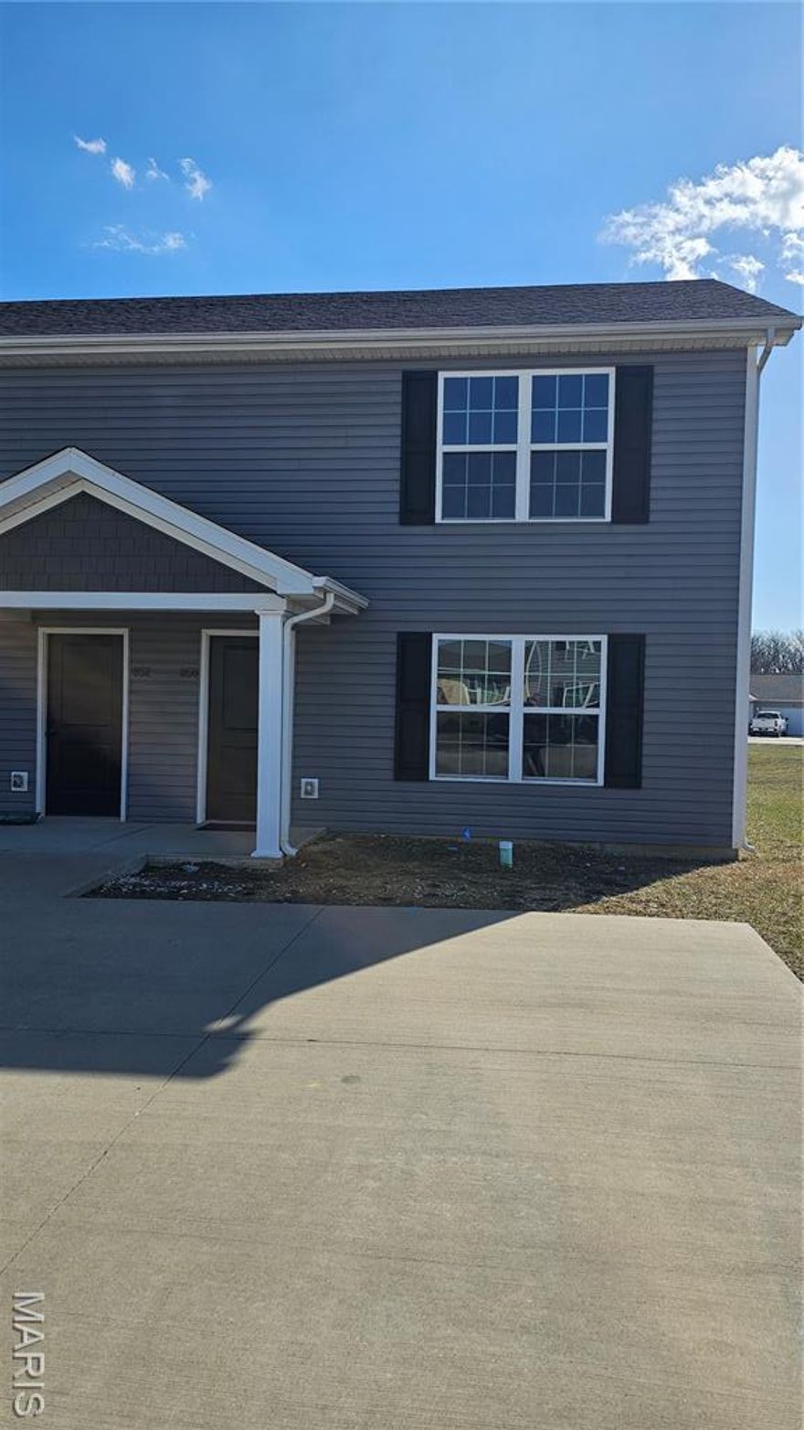 Welcome to this 3 bedroom 1.5 bathroom home. located in Warrenton. Featuring a spacious open floorplan with plenty of natural light. laundry and half bath on main floor.  upstair with 3 bedroom and full bath