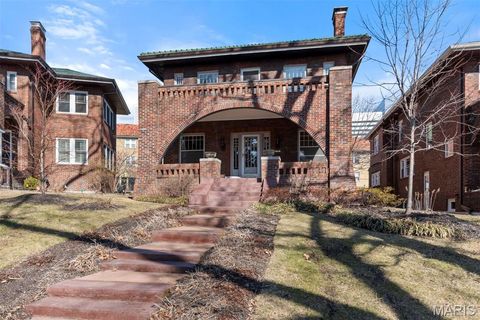 Photo of 7721 Country Club Court, Clayton, MO 63105 (MLS # 25080836)