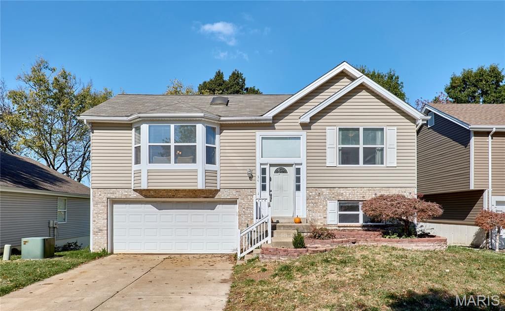 Photo of 34 Aspen Pointe Drive, St Peters, MO 63376 (MLS # 25073166)