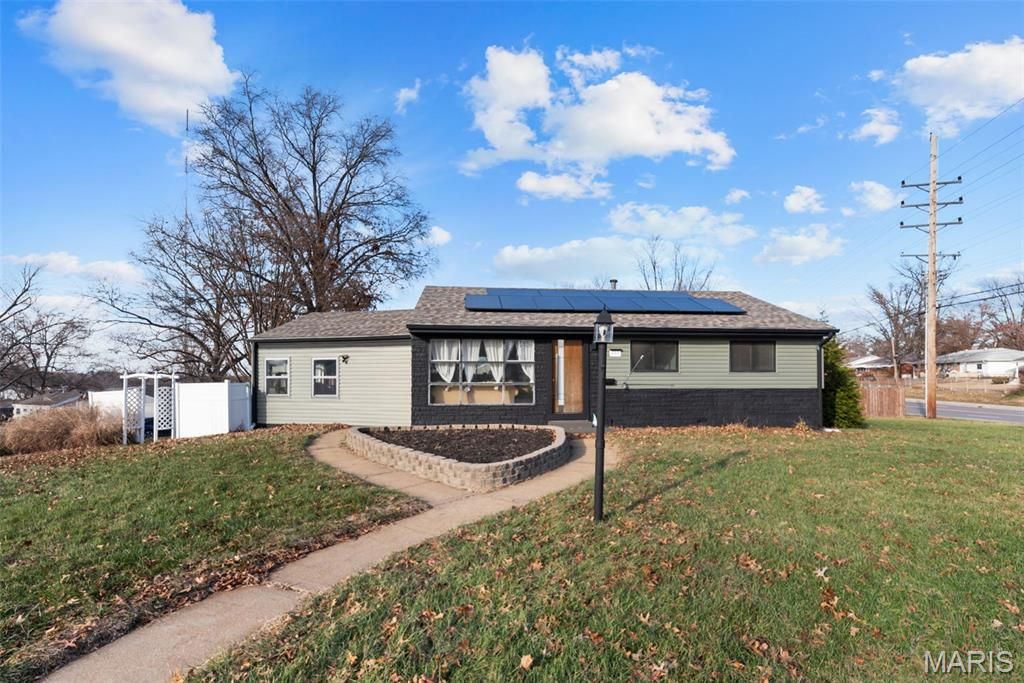 Photo of 6301 Ashbury Drive, St Louis, MO 63123 (MLS # 25080325)