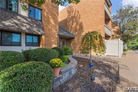 Tiny photo for 950 E Rue De La Banque #L6, Creve Coeur, MO 63141 (MLS # 26005816)