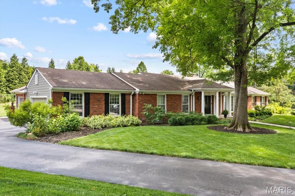 Photo of 401 Steeplechase Lane, Frontenac, MO 63131 (MLS # 26010774)